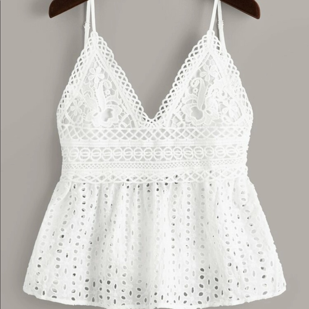 🏷🚨ALL ITEMS $6 or less BUY 2 get 1 FREE! 🚨🏷 White sleeveless top